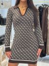 Guess - Ls Polo Aubrey 4G Swtr Dress - Bruin