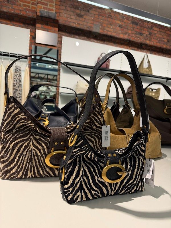 Guess - Camden Shoulder Bag - Bruin