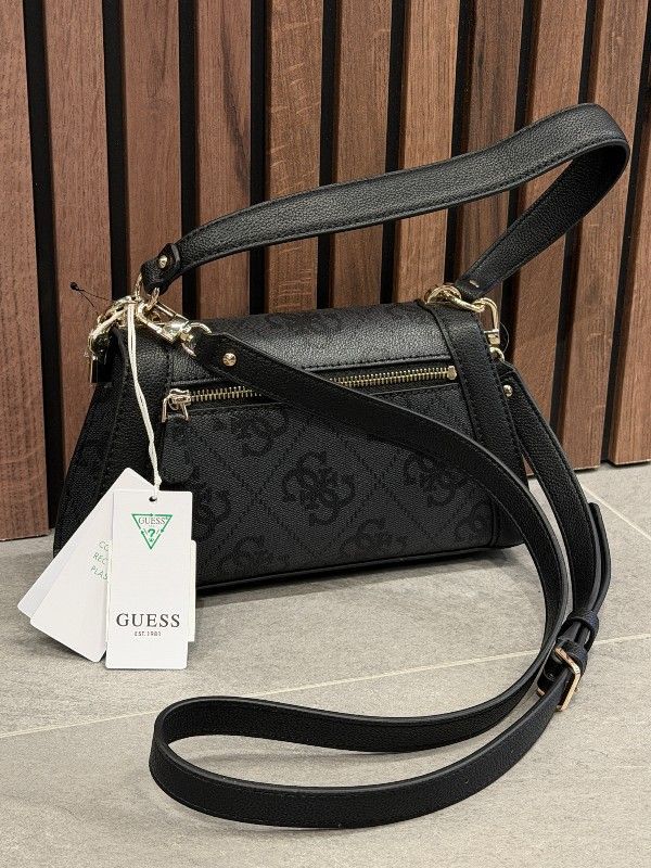 Guess - Karnilla Logo Flap Shldr Bag - Zwart