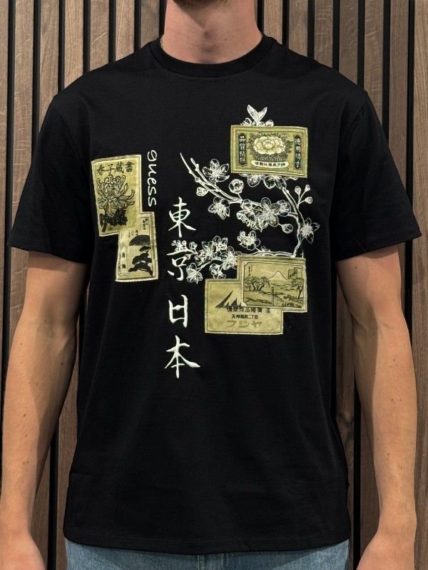 Guess - Ss Bsc Japanese Stamps Tee - Zwart