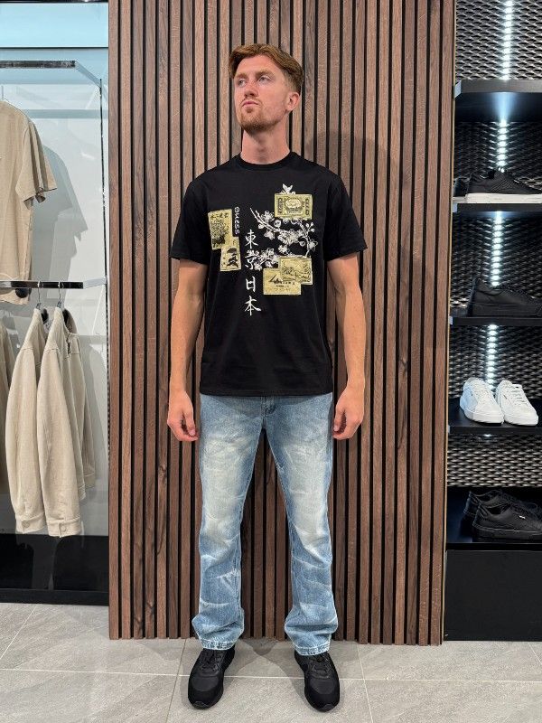 Guess - Ss Bsc Japanese Stamps Tee - Zwart