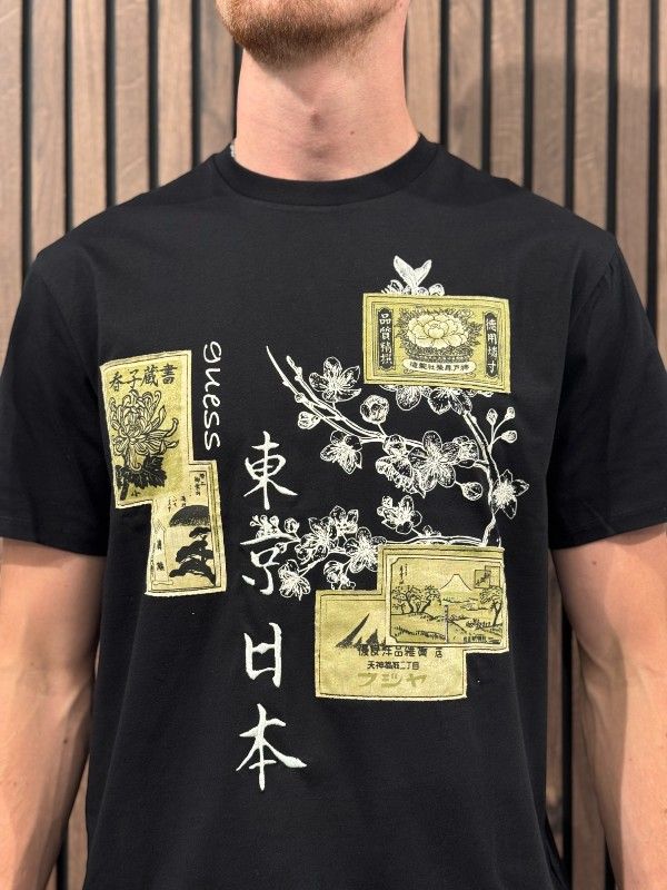 Guess - Ss Bsc Japanese Stamps Tee - Zwart