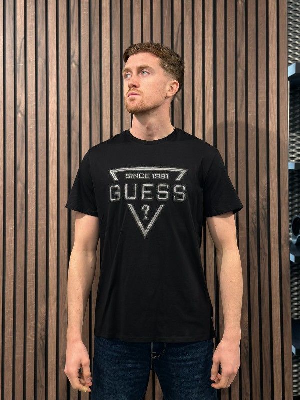 Guess - Ss Bsc Painted Triangle Tee - Zwart