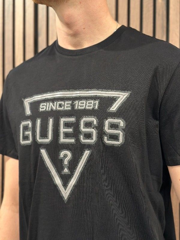 Guess - Ss Bsc Painted Triangle Tee - Zwart