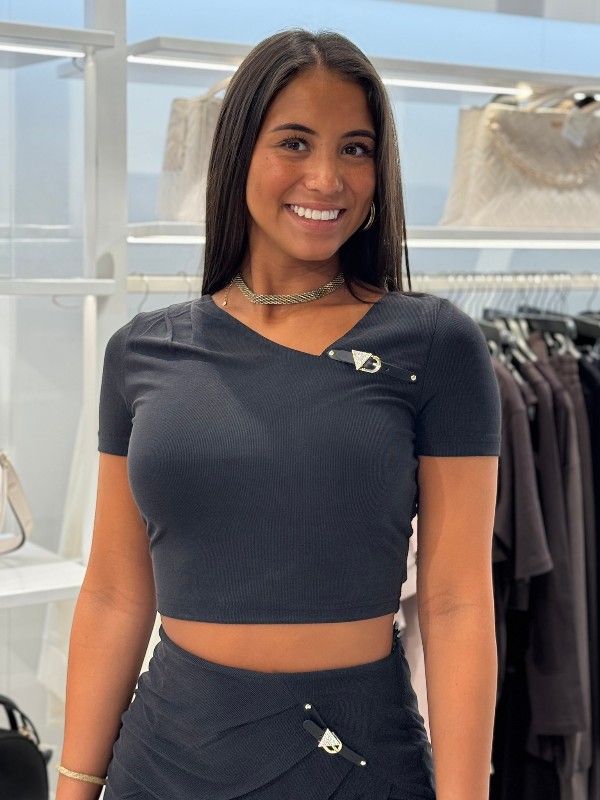 Guess - SS Karole Asymetric NK Crop Top - Zwart