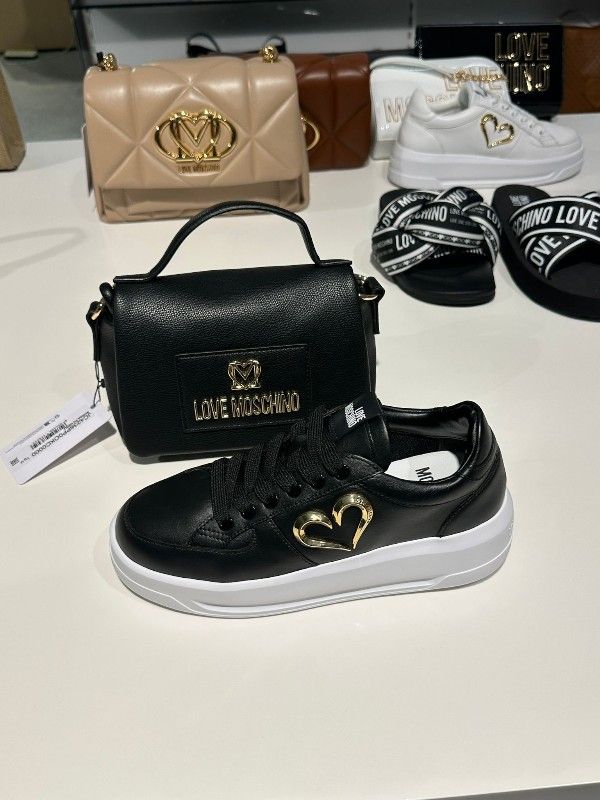 Moschino - Sneakers - Zwart
