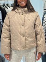 Guess Active - 4G Boxy Puffer Jacket - Beige