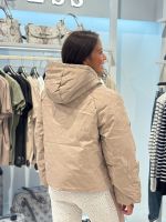 Guess Active - 4G Boxy Puffer Jacket - Beige