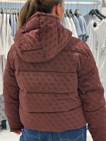 Guess - Daisy Puffer Logo Flock - Rood