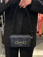 Guess - Janie Logo Cnvrtbl Xbody Flap - Zwart