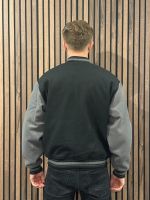 Guess Jeans - GJ Bomber Jacket With Logo Embro - Zwart