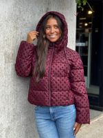Guess - New Daisy Crop Logo Puffer - Rood