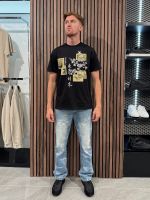 Guess - Ss Bsc Japanese Stamps Tee - Zwart