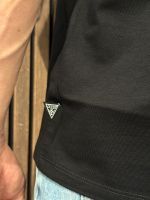 Guess - Ss Bsc Japanese Stamps Tee - Zwart