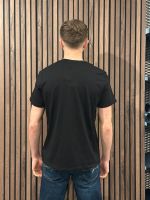 Guess - Ss Bsc Painted Triangle Tee - Zwart