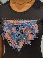 Guess - Ss Cn Peony Triangle Tee - Zwart