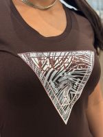 Guess - Ss Cn Zebra Triangle Tee - Bruin