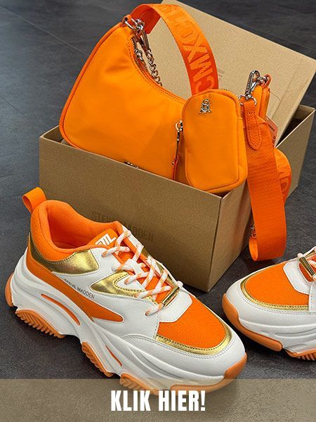 Oranje Steve Madden tas met bijpassende Progressive sneakers.